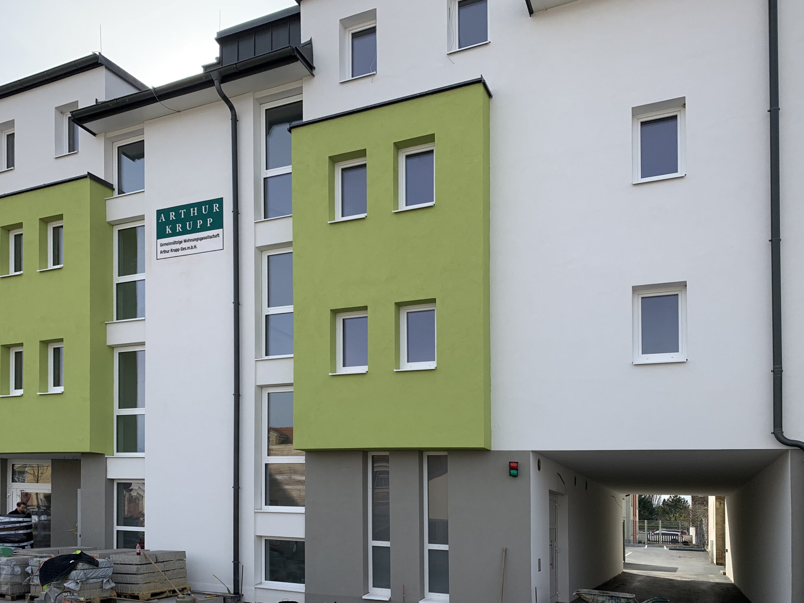 Straßenseite mit Einfahrt